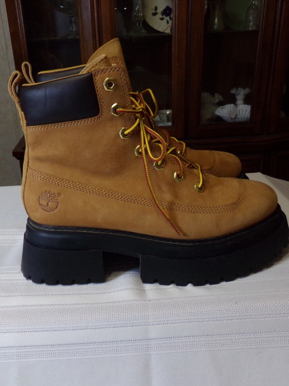 Timberland Womenโs Tan Nubuck Leather Lace-Up Platform Boots, cord Laces,Sz 8.5